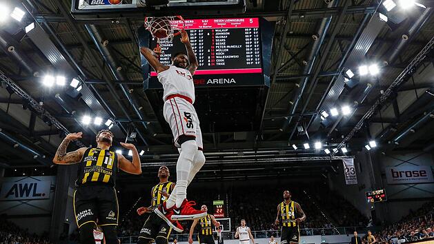 Dorell Wright (hier beim Dunking) war mit 17 Punkten und zehn Rebounds Bambergs Bester. Fotos: Daniel L&ouml;b