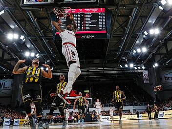 Dorell Wright (hier beim Dunking) war mit 17 Punkten und zehn Rebounds Bambergs Bester. Fotos: Daniel Löb