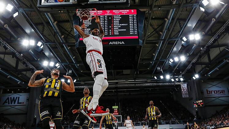 Dorell Wright (hier beim Dunking) war mit 17 Punkten und zehn Rebounds Bambergs Bester. Fotos: Daniel Löb