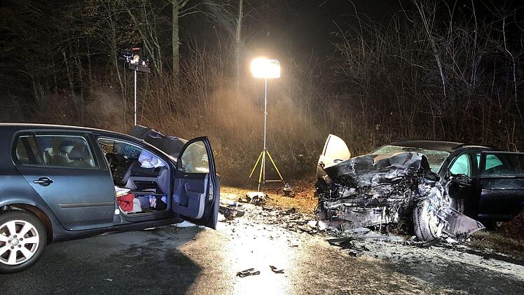 Auf der Bundesstraße 14 bei Heilsbronn in Mittelfranken sind am Montagabend zwei Autos frontal ineinander gekracht. Foto: News5/Schmelzer