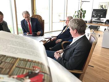 Die Hauptakteure Christian Kindler (l.), Klaus-Peter Gäbelein (2.v.r.) und Manfred Welker übergeben den Stadtschreiber an de Ersten Bürgermeister German Hacker.  Foto: Michael Busch