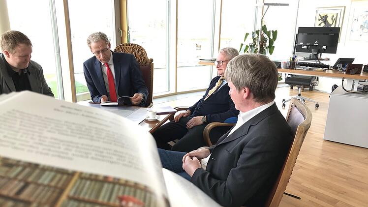 Die Hauptakteure Christian Kindler (l.), Klaus-Peter Gäbelein (2.v.r.) und Manfred Welker übergeben den Stadtschreiber an de Ersten Bürgermeister German Hacker.  Foto: Michael Busch