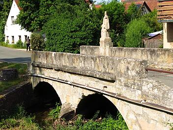 Die Brücke "Mittlerer Bühl" in Effeltrich mit dem heiligen Nepomuk Foto: Dagmar Niemann