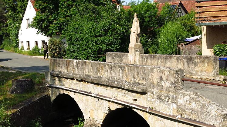 Die Brücke "Mittlerer Bühl" in Effeltrich mit dem heiligen Nepomuk Foto: Dagmar Niemann