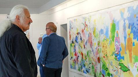 Zahlreiche Gäste wohnten der Vernissage im Nordhalbener Künstlerhaus bei. Unter ihnen war auch Ingo Cesaro aus Kronach (links), den Laudator Otmar Adler als "Vater der Kunst" im Landkreis Kronach bezeichnete .