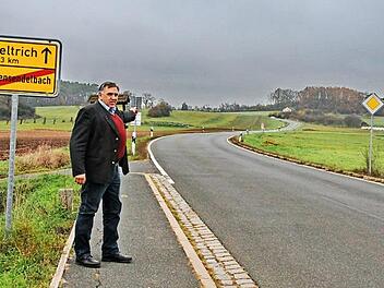 Bürgermeister Oswald Siebenhaar an der Straße von Langensendelbach nach Effeltrich, die dringend saniert werden muss. Die Bürger wünschen hier einen begleitenden Radweg.  Foto: Karl Heinz Wirth