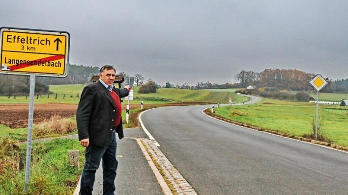 Bürgermeister Oswald Siebenhaar an der Straße von Langensendelbach nach Effeltrich, die dringend saniert werden muss. Die Bürger wünschen hier einen begleitenden Radweg.  Foto: Karl Heinz Wirth