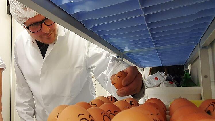 Marco Bierlein kontrolliert im Auftrag des Landratsamtes im Gasthaus Höhn in Memmelsdorf die Frühstückseier.