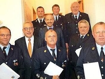 Für 40 Jahre Dienst wurden (mit Urkunden, von links) Lothar Semmelmann, Uwe Hofmann, Werner Tauer und Günter Eichner sowie Frank Kirschner (oben, rechts) ausgezeichnet. Mit auf dem Bild sind (von links) Bürgermeister Harald Hübner, Kreisbrandmeister Thomas Hofmann, stellvertretender Landrat Jörg Kunstmann und Kommandant Otmar Preußinger. Fotos: Horst Wunner