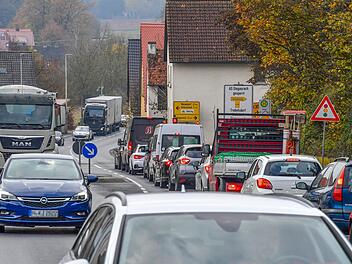Seit Mittwoch sorgt eine Baustelle für Blechlawinen rund um Stegaurach. Foto: Ronald Rinklef