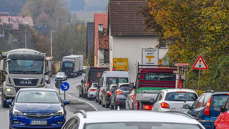Seit Mittwoch sorgt eine Baustelle für Blechlawinen rund um Stegaurach. Foto: Ronald Rinklef