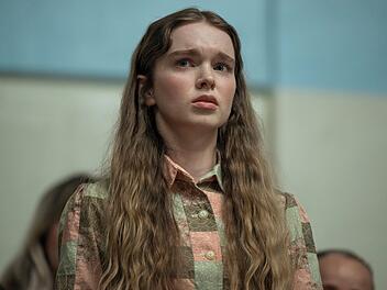 1974 erschien Stephen Kings Romandeb&uuml;t "Carrie", zwei Jahre sp&auml;ter folgte die erste von mehreren Verfilmungen mit Sissy Spacek als telekinetisch begabte 16-j&auml;hrige Schulau&szlig;enseiterin. Nun hat Horrormeister Mike Flanagan ("Midnight Mass")den Stoff neu interpretiert. F&uuml;r die Hauptrolle castete er die bisher unbekannte Summer H. Howell.