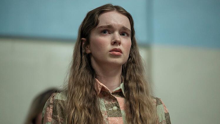 1974 erschien Stephen Kings Romandeb&uuml;t "Carrie", zwei Jahre sp&auml;ter folgte die erste von mehreren Verfilmungen mit Sissy Spacek als telekinetisch begabte 16-j&auml;hrige Schulau&szlig;enseiterin. Nun hat Horrormeister Mike Flanagan ("Midnight Mass")den Stoff neu interpretiert. F&uuml;r die Hauptrolle castete er die bisher unbekannte Summer H. Howell.