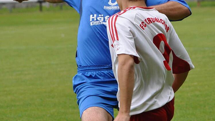 Christian Grünbeck (blaues Trikot)  ist seit Juli Spielertrainer beim FC Burggrub, derzeit aber verletzt.  Foto:  Herbert Kalb