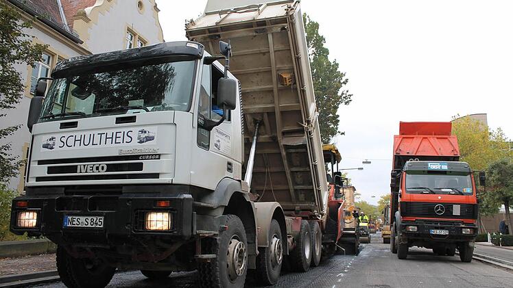 20 Tonnen Asphalt liefert jeder Laster in die Von-Hessing-Straße.