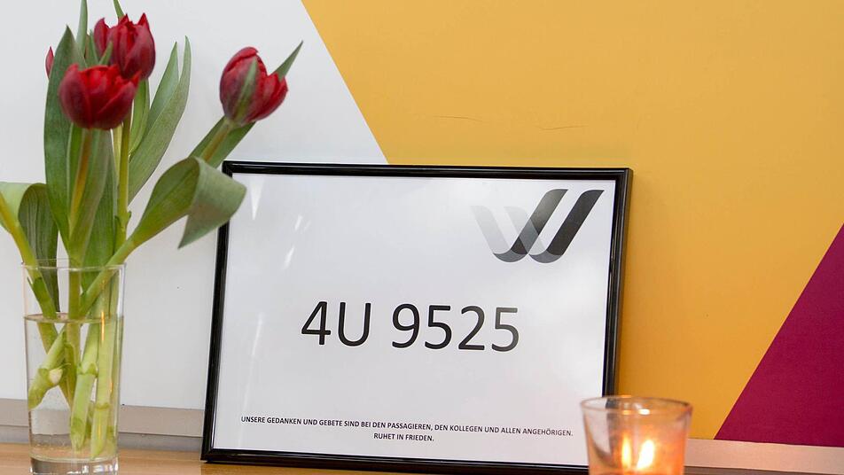 Die Trauer um die Opfer von Flug 4U 9525 ist groß - Blick in einen Laden in der Halterner Fußgängerzone . 16 Schüler und zwei Lehrerinnen des Joseph-Koenig-Gymnasiums aus der westfälischen Stadt waren am Dienstag bei dem Flugzeugabsturz ums Leben gekommen. Foto: dpa