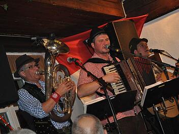 Von wegen "stade Zeit": Am Wochenende vor dem ersten Advent herrschte im Saal Rädlein in Ibind zum Ausklang der Musiksaison noch einmal Hochstimmung mit "Spilk" aus der Rhön, von links Joachim Bühner, genannt "Tschoppr", Franky Schmitt und Martin "Maddin" Reinhard ("Maddin").