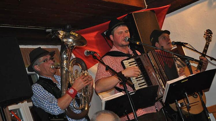 Von wegen "stade Zeit": Am Wochenende vor dem ersten Advent herrschte im Saal Rädlein in Ibind zum Ausklang der Musiksaison noch einmal Hochstimmung mit "Spilk" aus der Rhön, von links Joachim Bühner, genannt "Tschoppr", Franky Schmitt und Martin "Maddin" Reinhard ("Maddin").