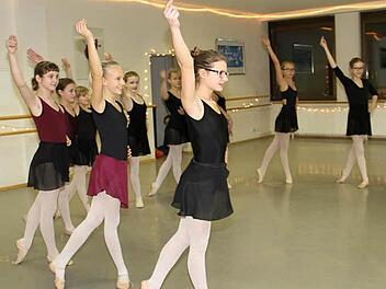 Am heutigen Dreikönigstag werden die Mädchen der Ballettschule Doris Diroll gemeinsam mit den Profitänzern auf der Bühne stehen. Dafür haben sie monatelang geübt.  Foto: Gerda Völk