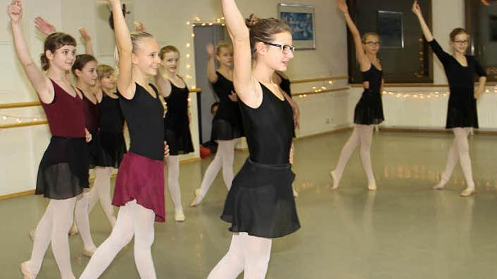 Am heutigen Dreikönigstag werden die Mädchen der Ballettschule Doris Diroll gemeinsam mit den Profitänzern auf der Bühne stehen. Dafür haben sie monatelang geübt.  Foto: Gerda Völk