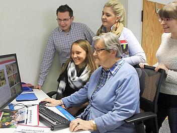 Sie waren ein Team: Veronika Lurz und die Heimbewohnerin Lisette Löhner (sitzend). Mit im Bild: Heimleiter Harald Schubert, Leiterin der sozialen Betreuung, Theresa Schneider und die stellvertretende Heimleiterin, Tanja Seuling  Fotos: Veronika Schadeck