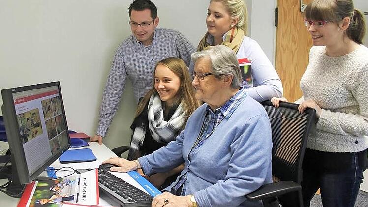 Sie waren ein Team: Veronika Lurz und die Heimbewohnerin Lisette Löhner (sitzend). Mit im Bild: Heimleiter Harald Schubert, Leiterin der sozialen Betreuung, Theresa Schneider und die stellvertretende Heimleiterin, Tanja Seuling  Fotos: Veronika Schadeck