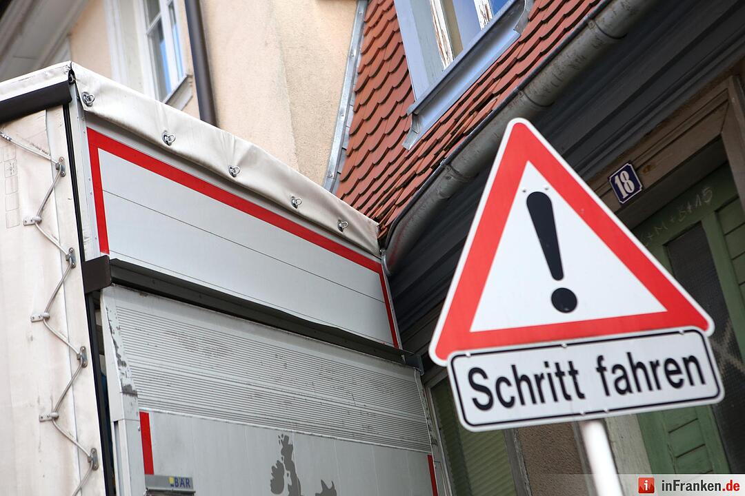 Irrfahrt durch Bamberger Altstadt endet fŸr Lkw festgefahren an Hauswand
