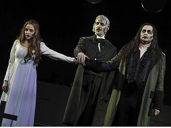 Vater Daland (Rainer Mesecke) verspricht seine Tochter Senta (Tanja Christine Kuhn)   dem geheimnisvollen holländischen Seefahrer (rechts: James Tolksdorf)  in der Hofer Inszenierung von Richard Wagners "Der Fliegende Holländer". Gerhild Ahnert