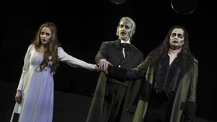 Vater Daland (Rainer Mesecke) verspricht seine Tochter Senta (Tanja Christine Kuhn)   dem geheimnisvollen holländischen Seefahrer (rechts: James Tolksdorf)  in der Hofer Inszenierung von Richard Wagners "Der Fliegende Holländer". Gerhild Ahnert