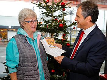 Hermine Schnabel kann es kaum fassen: Ein Unbekannter hat ihr 100 Euro zukommen lassen, weil er ihre Notlage aus einem Leserbrief heraus erkannt hat. Foto: Matthias Hoch