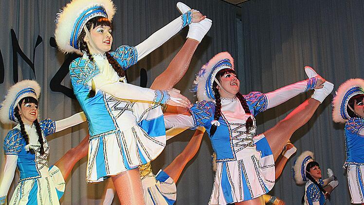 Die blauen Dragoner aus Wargolshausen brachten bei der Tanzgala Karnevalsstimmung in den Saal. Foto: Dieter Britz