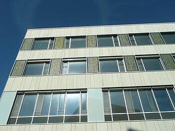 Photovoltaikflächen an der Fassade des neuen Krankenhauses in Lichtenfels im Sonnenlicht  Popp