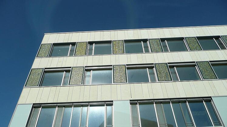Photovoltaikflächen an der Fassade des neuen Krankenhauses in Lichtenfels im Sonnenlicht  Popp
