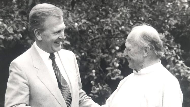 Zu seinem 80. Geburtstag 1991 wird Max Wild (rechts)  von OB Erich Stammberger gewürdigt. Repro:  Wolfgang Schoberth