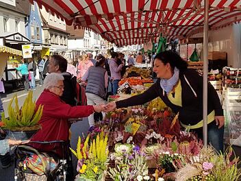 Die Blumengestecke von Anke Edelmann (rechts) zogen vor allem weibliche Kunden an.  Fotos: Ekkehard Roepert