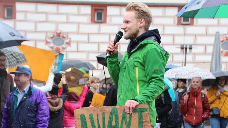 Am 15. März fand die zweite "Fridays for Future"-Aktion in Coburg statt. Trotz Regen nahmen mehrere hundert Schüler daran teil.Oliver Schmidt