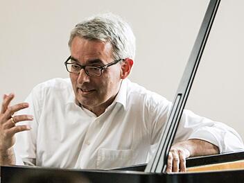 Virtuoser Tastenkünstler und begeisternder Musikerklärer: Der Pianist Markus Becker beeindruckte sein Publikum im Coburg Kunstverein.Foto:Jochen Berger