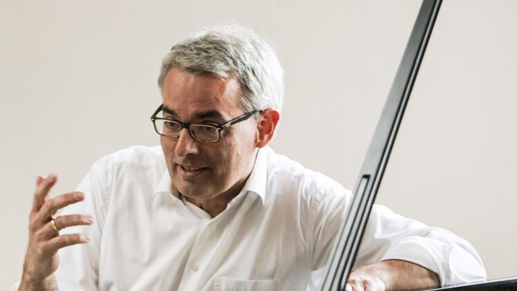 Virtuoser Tastenkünstler und begeisternder Musikerklärer: Der Pianist Markus Becker beeindruckte sein Publikum im Coburg Kunstverein.Foto:Jochen Berger
