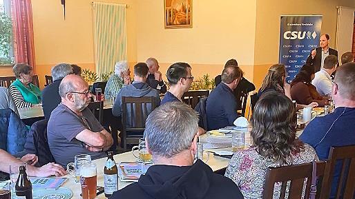 MdL Michael Hofmann (rechts) scheute in der Diskussion gerade auch kritische Themen nicht.