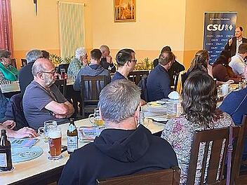 MdL Michael Hofmann (rechts) scheute in der Diskussion gerade auch kritische Themen nicht.