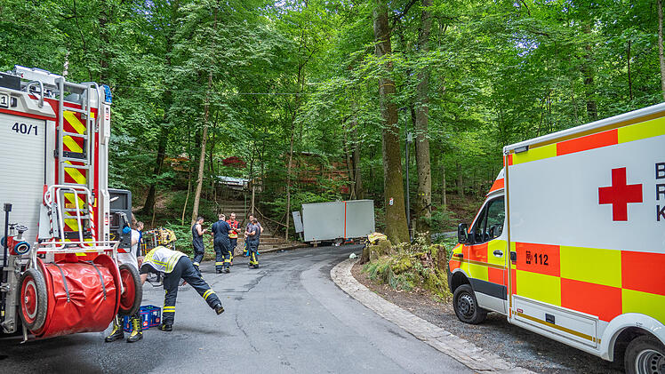 Tonnenschwerer Anhänger rollt unkontrolliert Straße hinab und erfasst Ehepaar: Tragischer Unfall bei Annafest-Aufbau in Forchheim