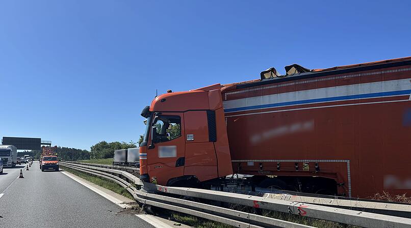Vollsperrung der A3 nach Lkw-Unfall im Kreis N&uuml;rnberger Land