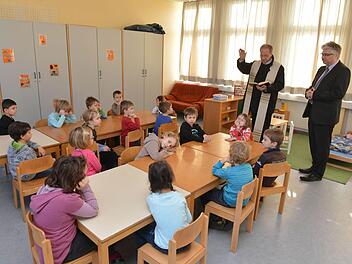 Pfarrer Valentin Tempel (links) segnet den neuen Raum der Vorschulgruppe. Auch Bürgermeister Rüdiger Gerst (rechts) ist zur Einweihung gekommen.  Fotos: Ronald Rinklef