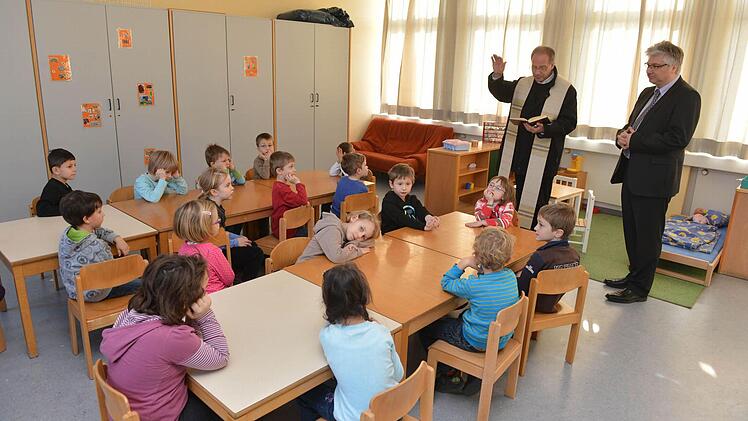 Pfarrer Valentin Tempel (links) segnet den neuen Raum der Vorschulgruppe. Auch Bürgermeister Rüdiger Gerst (rechts) ist zur Einweihung gekommen.  Fotos: Ronald Rinklef