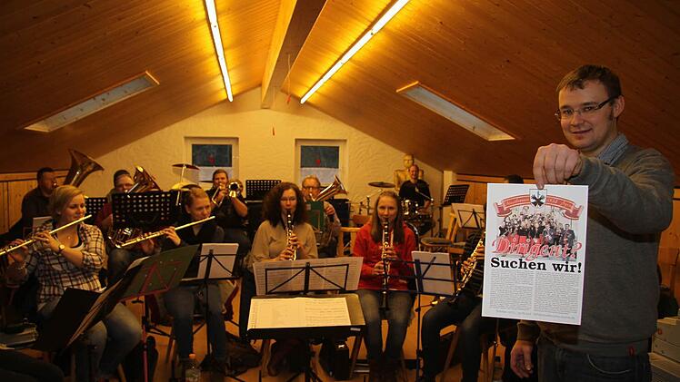 Tobias Partheymüller (rechts) und die Musiker des Musikvereins Zeyern hoffen, dass ihre außergewöhnliche Dirigentensuche mit Flyern von Erfolg gekrönt ist.