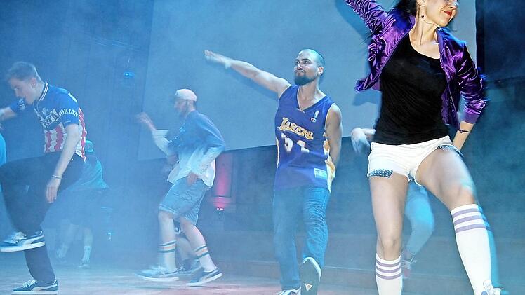 Ausdrucksstark: Die Hip-Hop-Gruppe "Team Recycled" im Regentenbau  Fotos: Sigismund von Dobschütz