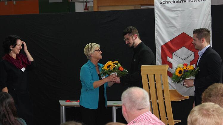 Blumen gab's für die Sekretärinnen Seeber und Buss
