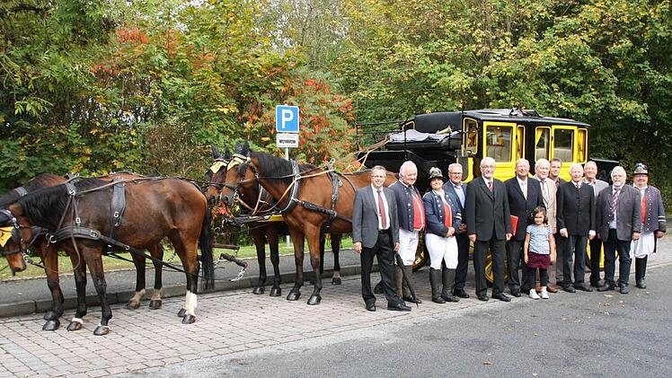Regierungspräsident Paul Beinhofer und viele weitere Gäste kamen zur letzten Fahrt. Foto: Ralf Ruppert