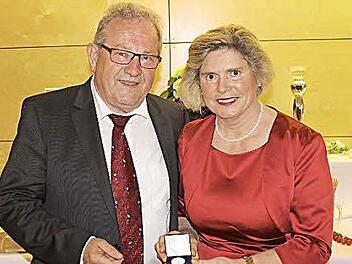 Gertrud Werner wurde vom VG-Vorsitzenden Franz Schmidtlein mit der Hetzleser Ehrenmedaille beschenkt. Foto: fra-press