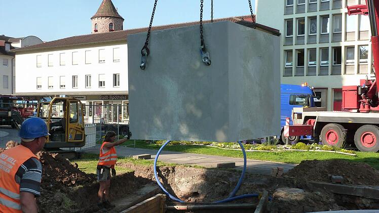 Der neue Schacht wird mit dem Kran in die Grube abgesenkt. Foto: Stadt Bad Kissingen